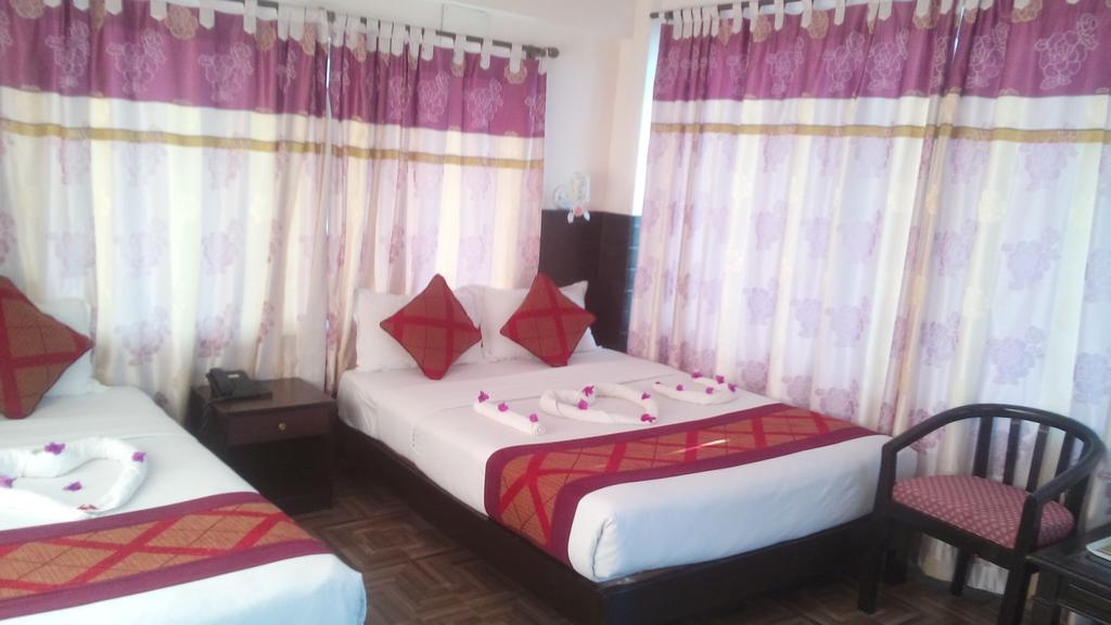 Hotel Center Lake Pokhara Esterno foto