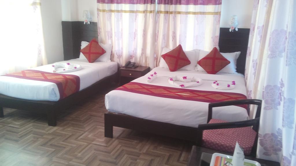 Hotel Center Lake Pokhara Esterno foto