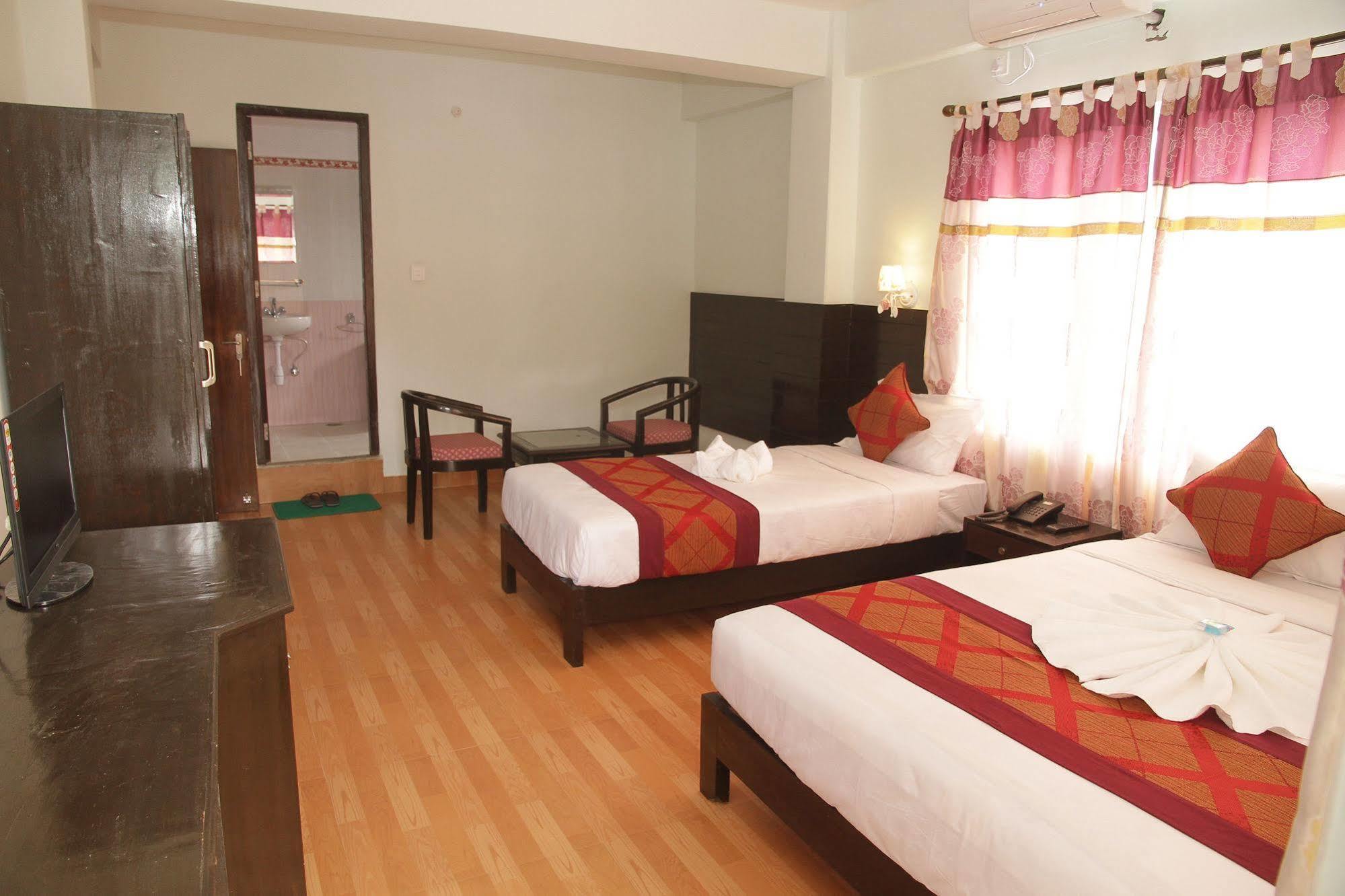 Hotel Center Lake Pokhara Esterno foto